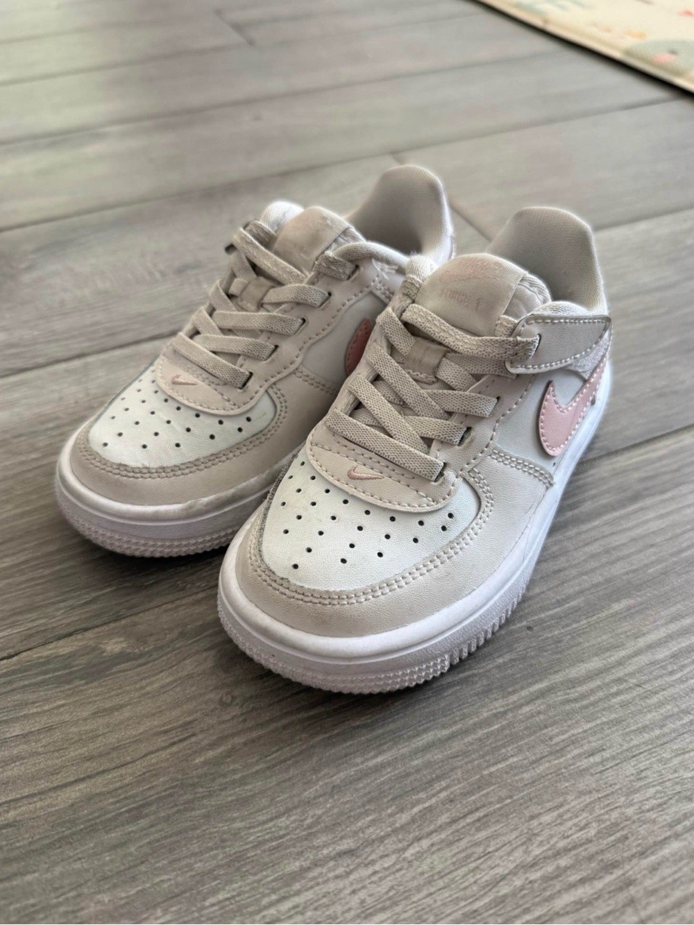 Kids Nike Low-Top Sneakers in cream color with Pink Swoosh